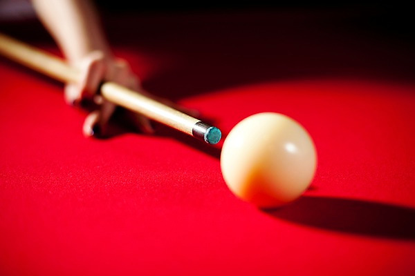 포토 JPG 손 스포츠용품 공 놀이 레저 실내 근접촬영 아웃포커스 신체부위 가로 구기 게임 당구 포켓볼 카지노 당구대 레저오락 당구채 타구 국내포토 스포츠 뷰포인트 촬영기법 사람 내부 도박 오브젝트 당구용품 파일형식