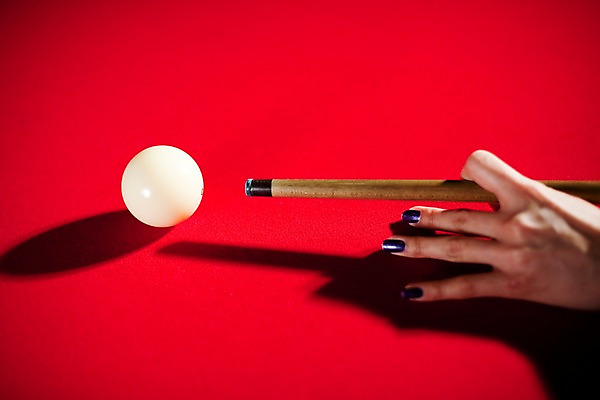 포토 JPG 손 스포츠용품 공 놀이 레저 실내 근접촬영 신체부위 가로 구기 게임 당구 포켓볼 카지노 당구대 레저오락 당구채 타구 국내포토 스포츠 뷰포인트 사람 내부 도박 오브젝트 당구용품 파일형식