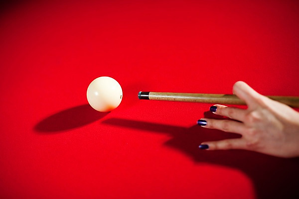 포토 JPG 손 스포츠용품 공 놀이 레저 실내 근접촬영 신체부위 가로 구기 게임 당구 포켓볼 카지노 당구대 레저오락 당구채 타구 국내포토 스포츠 뷰포인트 사람 내부 도박 오브젝트 당구용품 파일형식