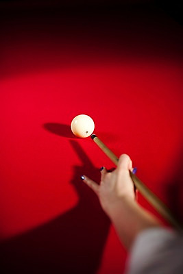 포토 JPG 손 스포츠용품 공 놀이 레저 실내 근접촬영 아웃포커스 신체부위 세로 구기 게임 당구 포켓볼 카지노 당구대 레저오락 당구채 타구 국내포토 스포츠 뷰포인트 촬영기법 사람 내부 도박 오브젝트 당구용품 파일형식