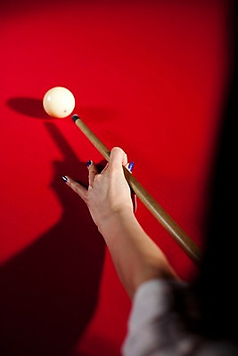 포토 JPG 손 스포츠용품 공 놀이 레저 실내 근접촬영 아웃포커스 신체부위 세로 구기 게임 당구 포켓볼 카지노 당구대 레저오락 당구채 타구 국내포토 스포츠 뷰포인트 촬영기법 사람 내부 도박 오브젝트 당구용품 파일형식