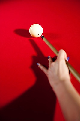 포토 JPG 손 스포츠용품 공 놀이 레저 실내 근접촬영 아웃포커스 신체부위 세로 구기 게임 당구 포켓볼 카지노 당구대 레저오락 당구채 타구 국내포토 스포츠 뷰포인트 촬영기법 사람 내부 도박 오브젝트 당구용품 파일형식