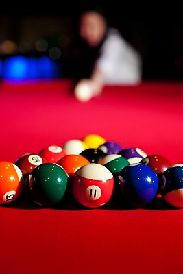 포토 JPG 스포츠용품 공 놀이 레저 실내 근접촬영 아웃포커스 세로 구기 게임 당구 포켓볼 카지노 당구대 레저오락 국내포토 스포츠 뷰포인트 촬영기법 내부 도박 오브젝트 파일형식