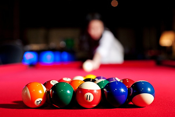 포토 JPG 스포츠용품 공 놀이 레저 실내 근접촬영 아웃포커스 가로 구기 게임 당구 포켓볼 카지노 당구대 레저오락 국내포토 스포츠 뷰포인트 촬영기법 내부 도박 오브젝트 파일형식