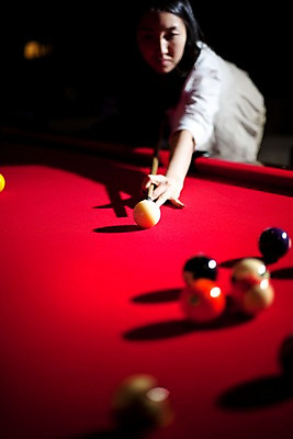 포토 JPG 여자 스포츠용품 공 놀이 레저 실내 동양인 아웃포커스 세로 구기 게임 당구 포켓볼 카지노 당구대 레저오락 국내포토 스포츠 촬영기법 사람 인종 내부 도박 오브젝트 파일형식