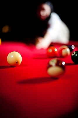 포토 JPG 스포츠용품 공 놀이 레저 실내 동양인 아웃포커스 세로 구기 게임 당구 포켓볼 카지노 당구대 레저오락 국내포토 스포츠 촬영기법 인종 내부 도박 오브젝트 파일형식