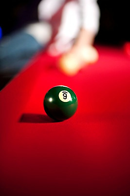 포토 JPG 스포츠용품 공 놀이 레저 실내 근접촬영 아웃포커스 세로 구기 게임 당구 포켓볼 카지노 당구대 레저오락 국내포토 스포츠 뷰포인트 촬영기법 내부 도박 오브젝트 파일형식