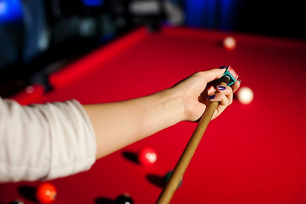 포토 JPG 손 스포츠용품 공 놀이 레저 실내 아웃포커스 신체부위 가로 구기 게임 당구 포켓볼 카지노 초크 당구대 팔 레저오락 당구채 국내포토 스포츠 촬영기법 사람 내부 도박 오브젝트 당구용품 파일형식