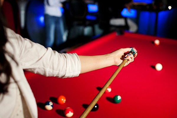 포토 JPG 손 스포츠용품 공 놀이 레저 실내 아웃포커스 신체부위 가로 구기 게임 당구 포켓볼 카지노 초크 당구대 팔 레저오락 당구채 국내포토 스포츠 촬영기법 사람 내부 도박 오브젝트 당구용품 파일형식