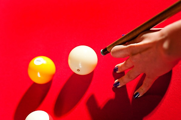 포토 JPG 손 스포츠용품 공 놀이 레저 실내 근접촬영 신체부위 가로 구기 게임 당구 포켓볼 카지노 당구대 레저오락 당구채 타구 국내포토 스포츠 뷰포인트 사람 내부 도박 오브젝트 당구용품 파일형식