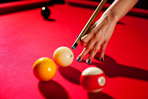 포토 JPG 손 스포츠용품 공 놀이 레저 실내 아웃포커스 신체부위 가로 구기 게임 당구 포켓볼 카지노 당구대 레저오락 당구채 타구 국내포토 스포츠 촬영기법 사람 내부 도박 오브젝트 당구용품 파일형식