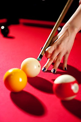 포토 JPG 손 스포츠용품 공 놀이 레저 실내 근접촬영 아웃포커스 신체부위 세로 구기 게임 당구 포켓볼 카지노 당구대 레저오락 당구채 타구 국내포토 스포츠 뷰포인트 촬영기법 사람 내부 도박 오브젝트 당구용품 파일형식