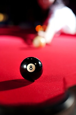 포토 JPG 스포츠용품 공 놀이 레저 실내 근접촬영 아웃포커스 세로 구기 검은색 게임 당구 포켓볼 카지노 당구대 레저오락 국내포토 스포츠 뷰포인트 컬러 촬영기법 내부 도박 오브젝트 파일형식