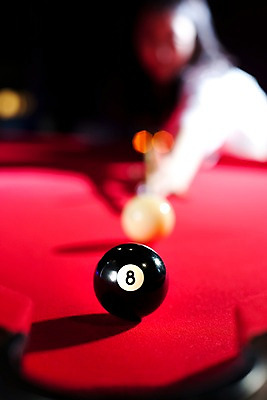 포토 JPG 스포츠용품 공 놀이 레저 실내 근접촬영 아웃포커스 세로 구기 검은색 게임 당구 포켓볼 카지노 당구대 레저오락 국내포토 스포츠 뷰포인트 컬러 촬영기법 내부 도박 오브젝트 파일형식