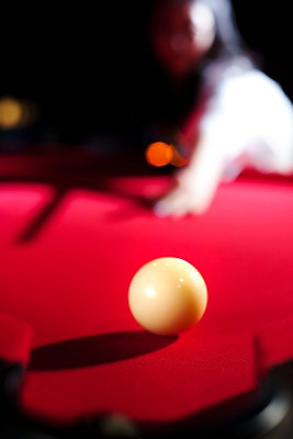 포토 JPG 스포츠용품 공 놀이 레저 실내 근접촬영 아웃포커스 세로 구기 게임 흰색 당구 포켓볼 카지노 당구대 레저오락 국내포토 스포츠 뷰포인트 컬러 촬영기법 내부 도박 오브젝트 파일형식