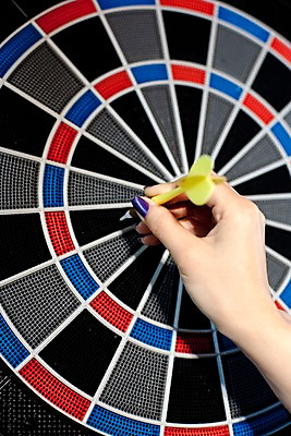 포토 JPG 손 생활용품 놀이 레저 실내 신체부위 세로 놀이용품 게임 다트 카지노 레저오락 다트핀 국내포토 사람 내부 도박 오브젝트 파일형식