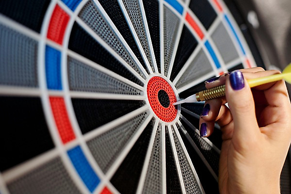 포토 JPG 손 생활용품 놀이 레저 실내 신체부위 가로 놀이용품 게임 다트 카지노 레저오락 다트핀 국내포토 사람 내부 도박 오브젝트 파일형식