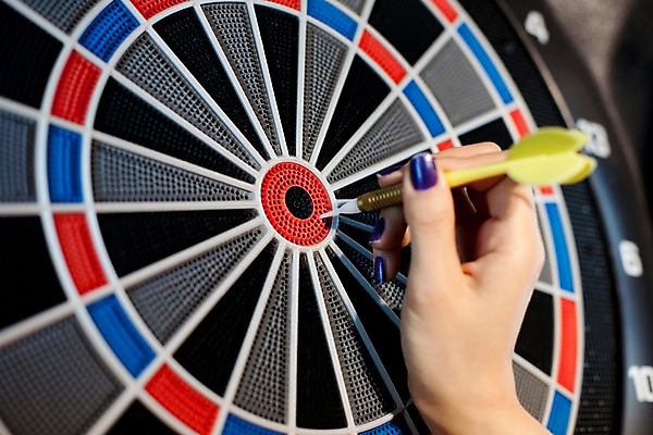 포토 JPG 손 생활용품 놀이 레저 실내 신체부위 가로 놀이용품 게임 다트 카지노 레저오락 다트핀 국내포토 사람 내부 도박 오브젝트 파일형식