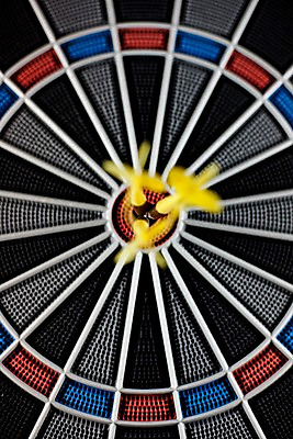 포토 JPG 생활용품 놀이 레저 실내 근접촬영 사람없음 세로 놀이용품 게임 명중 다트 카지노 레저오락 다트핀 국내포토 뷰포인트 내부 도박 오브젝트 파일형식