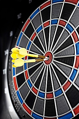 포토 JPG 생활용품 놀이 레저 실내 근접촬영 사람없음 세로 놀이용품 게임 명중 다트 카지노 레저오락 다트핀 국내포토 뷰포인트 내부 도박 오브젝트 파일형식