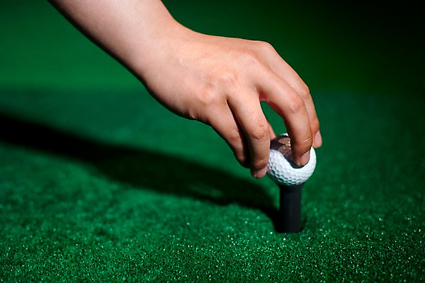 포토 JPG 손 스포츠용품 컬러 골프 놀이 레저 골프공 실내 신체부위 가로 초록색 레포츠 구기 게임 카지노 인조잔디 골프연습장 국내포토 스포츠 공 골프장 골프용품 사람 잔디 내부 도박 오브젝트 파일형식