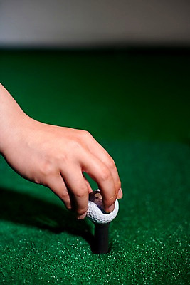 포토 JPG 손 스포츠용품 컬러 골프 놀이 레저 골프공 실내 근접촬영 신체부위 세로 초록색 레포츠 구기 게임 카지노 인조잔디 골프연습장 국내포토 스포츠 뷰포인트 공 골프장 골프용품 사람 잔디 내부 도박 오브젝트 파일형식