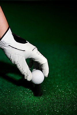 포토 JPG 손 스포츠용품 컬러 골프 놀이 레저 골프공 실내 근접촬영 신체부위 세로 초록색 레포츠 구기 게임 카지노 골프장갑 인조잔디 골프연습장 국내포토 스포츠 뷰포인트 장갑 공 골프장 골프용품 사람 잔디 내부 도박 오브젝트 파일형식