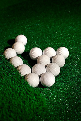 포토 JPG 스포츠용품 컬러 골프 놀이 레저 골프공 실내 근접촬영 사람없음 세로 초록색 레포츠 구기 여러개 게임 카지노 인조잔디 골프연습장 국내포토 스포츠 뷰포인트 다수 공 골프장 골프용품 잔디 내부 도박 오브젝트 파일형식