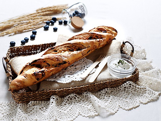 포토 JPG 그릇 음식 빵 포크 유리병 디저트 쟁반 실내 갈대 사람없음 가로 바구니 나이프 바게트 천 생크림 블루베리 브런치 제빵 유리그릇 코르크 곡물바게트 국내포토 식물 식기 과일 유리 병_용기 내부 제과제빵 식사 직물 칼 크림 곡물빵 파일형식