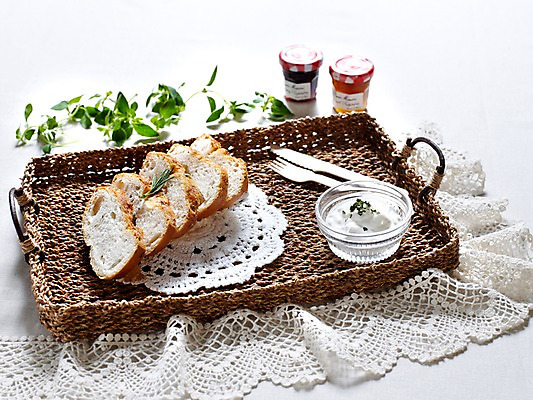 포토 JPG 그릇 음식 빵 포크 잎 나뭇잎 디저트 쟁반 실내 사람없음 장식 가로 바구니 나이프 바게트 잼 생크림 브런치 제빵 유리그릇 국내포토 식물 식기 유리 내부 제과제빵 식사 소스_음식 칼 크림 파일형식