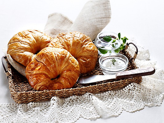 포토 JPG 그릇 음식 빵 잎 디저트 쟁반 실내 사람없음 가로 바구니 나이프 크루아상 천 생크림 브런치 제빵 유리그릇 국내포토 식물 식기 유리 내부 제과제빵 식사 직물 칼 크림 파일형식