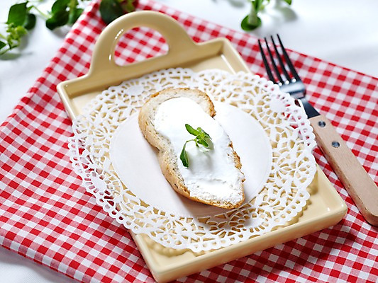 포토 JPG 그릇 접시 음식 빵 포크 잎 디저트 쟁반 실내 사람없음 가로 바게트 천 생크림 브런치 제빵 국내포토 레이스천 식물 식기 내부 제과제빵 식사 직물 크림 파일형식