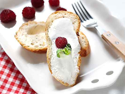 포토 JPG 그릇 접시 음식 빵 포크 잎 디저트 실내 사람없음 가로 바게트 천 생크림 브런치 제빵 국내포토 식물 식기 내부 제과제빵 식사 직물 크림 파일형식