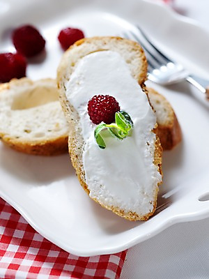 포토 JPG 그릇 접시 음식 빵 포크 잎 디저트 실내 사람없음 아웃포커스 세로 바게트 천 생크림 브런치 제빵 국내포토 식물 식기 촬영기법 내부 제과제빵 식사 직물 크림 파일형식