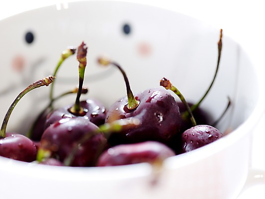 포토 JPG 식물 그릇 열매 음식 과일 실내 사람없음 아웃포커스 가로 체리 국내포토 식기 촬영기법 내부 파일형식