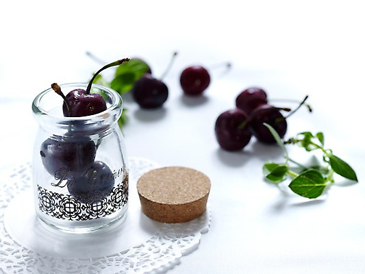 포토 JPG 식물 열매 음식 잎 과일 유리병 실내 사람없음 아웃포커스 가로 체리 코르크 국내포토 레이스천 병_용기 촬영기법 내부 직물 파일형식