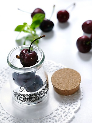 포토 JPG 식물 열매 음식 잎 과일 유리병 실내 사람없음 아웃포커스 세로 체리 코르크 국내포토 레이스천 병_용기 촬영기법 내부 직물 파일형식