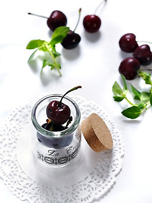 포토 JPG 식물 열매 음식 잎 과일 유리병 실내 사람없음 아웃포커스 세로 체리 코르크 국내포토 레이스천 병_용기 촬영기법 내부 직물 파일형식