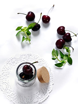 포토 JPG 식물 열매 음식 잎 과일 유리병 실내 사람없음 세로 체리 코르크 국내포토 레이스천 병_용기 내부 직물 파일형식