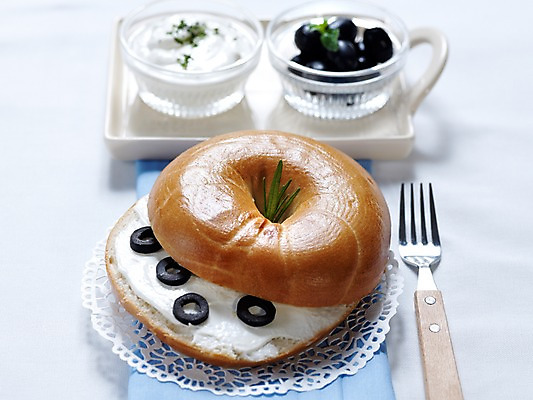 포토 JPG 그릇 접시 음식 빵 포크 디저트 쟁반 실내 사람없음 가로 천 올리브 생크림 블루베리 제빵 유리그릇 베이글 국내포토 레이스천 식기 열매 과일 유리 내부 제과제빵 직물 크림 파일형식