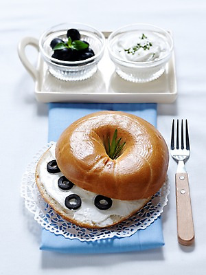 포토 JPG 그릇 접시 음식 빵 포크 디저트 쟁반 실내 사람없음 세로 천 올리브 생크림 블루베리 브런치 제빵 유리그릇 베이글 국내포토 레이스천 식기 열매 과일 유리 내부 제과제빵 식사 직물 크림 파일형식