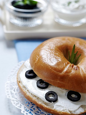 포토 JPG 그릇 접시 음식 빵 디저트 쟁반 실내 근접촬영 사람없음 아웃포커스 세로 천 올리브 생크림 블루베리 브런치 제빵 유리그릇 베이글 국내포토 레이스천 식기 열매 뷰포인트 과일 유리 촬영기법 내부 제과제빵 식사 직물 크림 파일형식