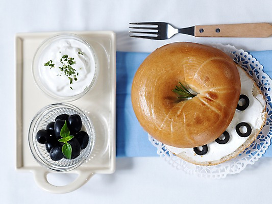 포토 JPG 그릇 접시 음식 빵 포크 잎 디저트 쟁반 실내 사람없음 가로 하이앵글 천 올리브 생크림 블루베리 브런치 제빵 유리그릇 베이글 국내포토 레이스천 식물 식기 열매 뷰포인트 과일 유리 내부 제과제빵 식사 직물 크림 파일형식