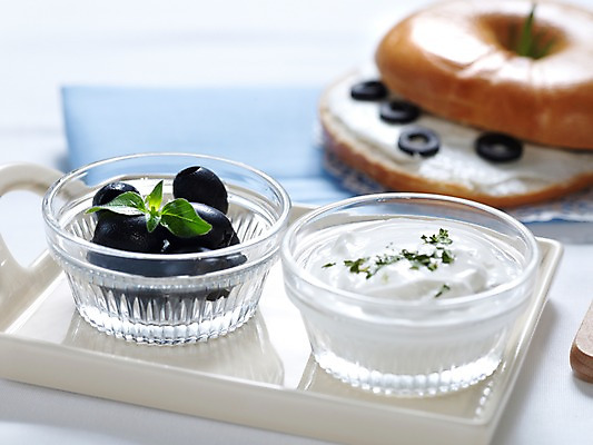 포토 JPG 그릇 접시 음식 빵 잎 디저트 실내 사람없음 아웃포커스 가로 천 올리브 생크림 블루베리 브런치 제빵 유리그릇 베이글 국내포토 식물 식기 열매 과일 유리 촬영기법 내부 제과제빵 식사 직물 크림 파일형식