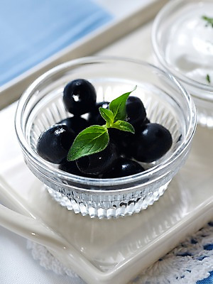 포토 JPG 식물 그릇 접시 열매 음식 잎 과일 쟁반 실내 근접촬영 사람없음 아웃포커스 세로 생크림 블루베리 유리그릇 국내포토 식기 뷰포인트 유리 촬영기법 내부 크림 파일형식