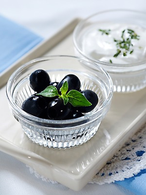 포토 JPG 식물 그릇 접시 열매 음식 잎 과일 쟁반 실내 사람없음 아웃포커스 세로 생크림 블루베리 유리그릇 국내포토 식기 유리 촬영기법 내부 크림 파일형식