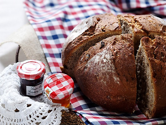 포토 JPG 음식 빵 디저트 실내 근접촬영 사람없음 아웃포커스 가로 바게트 잼 천 브런치 제빵 통밀바게뜨 국내포토 뷰포인트 촬영기법 내부 제과제빵 식사 직물 소스_음식 파일형식