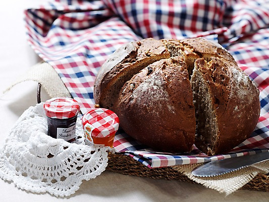 포토 JPG 음식 빵 디저트 실내 사람없음 아웃포커스 가로 나이프 바게트 천 브런치 제빵 잼바구니 통밀바게뜨 국내포토 식기 촬영기법 내부 바구니 제과제빵 식사 직물 칼 파일형식