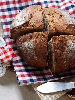 포토 JPG 음식 빵 디저트 실내 근접촬영 사람없음 아웃포커스 세로 나이프 바게트 잼 천 브런치 제빵 통밀바게뜨 국내포토 식기 뷰포인트 촬영기법 내부 제과제빵 식사 직물 소스_음식 칼 파일형식