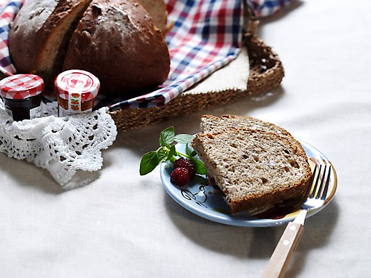 포토 JPG 그릇 접시 음식 빵 포크 잎 디저트 실내 사람없음 아웃포커스 가로 바게트 잼 천 브런치 제빵 통밀바게뜨 국내포토 식물 식기 촬영기법 내부 제과제빵 식사 직물 소스_음식 파일형식